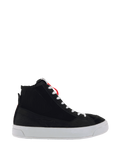 Alpinestars Stella Stated Podium Shoes, höga mc-sneakers för dam, svarta och vita, räfflad struktur vid ankeln, vita skosnören, tjock vit vulkaniserad sula, röd hälögla, elegant urban design med präglat sidomönster