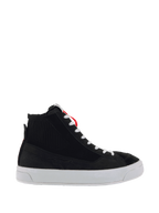 Alpinestars Stella Stated Podium Shoes, höga mc-sneakers för dam, svarta och vita, räfflad struktur vid ankeln, vita skosnören, tjock vit vulkaniserad sula, röd hälögla, elegant urban design med präglat sidomönster