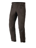 Alpinestars AST-1 V2 Waterproof Pants Long, svarta motorcykelbyxor för touring, höftfickor med dragkedja och justerbara midjeremmar, förböjda ben med förstärkta knäpaneler, diskret grå logotyp på smalbenet, hållbar textilkonstruktion för allvädersbruk på väg