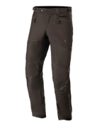 Alpinestars AST-1 V2 Waterproof Pants Long, svarta motorcykelbyxor för touring, höftfickor med dragkedja och justerbara midjeremmar, förböjda ben med förstärkta knäpaneler, diskret grå logotyp på smalbenet, hållbar textilkonstruktion för allvädersbruk på väg