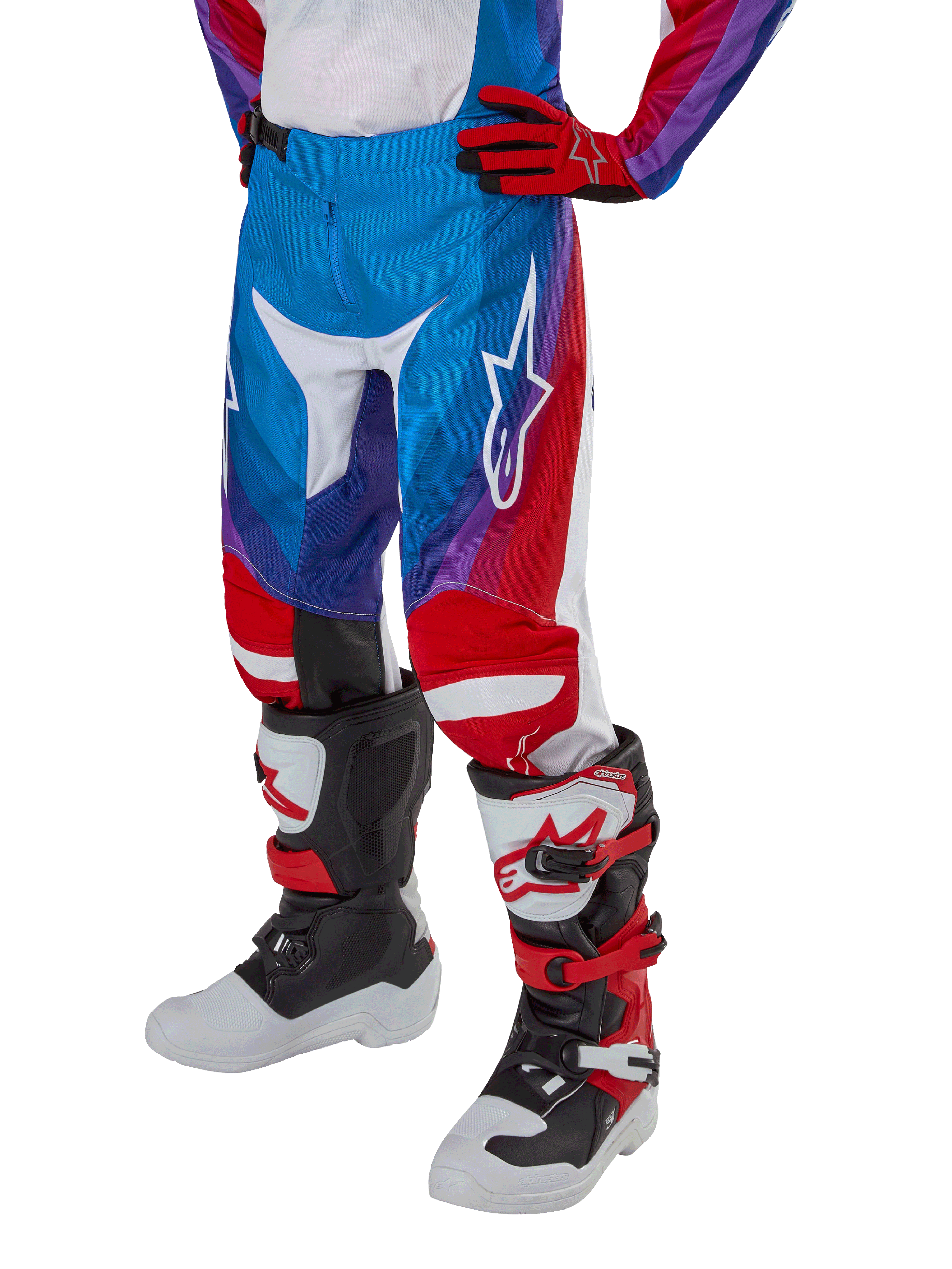 Alpinestars Youth 2024 Racer Pneuma byxor, motocrossbyxor, blå, röda och vita, bärs med matchande handskar och stövlar, vit stjärnlogotyp på låret, sportig design för terrängkörning