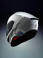 Alpinestars A-Connect kommunikationssystem installerat på en Alpinestars S-R7 motorcykelhjälm, vit och svart, med Mesh 3.0-intercom och Bluetooth 5.3-kontrollenhet med aktiv blå LED-statuslampa
