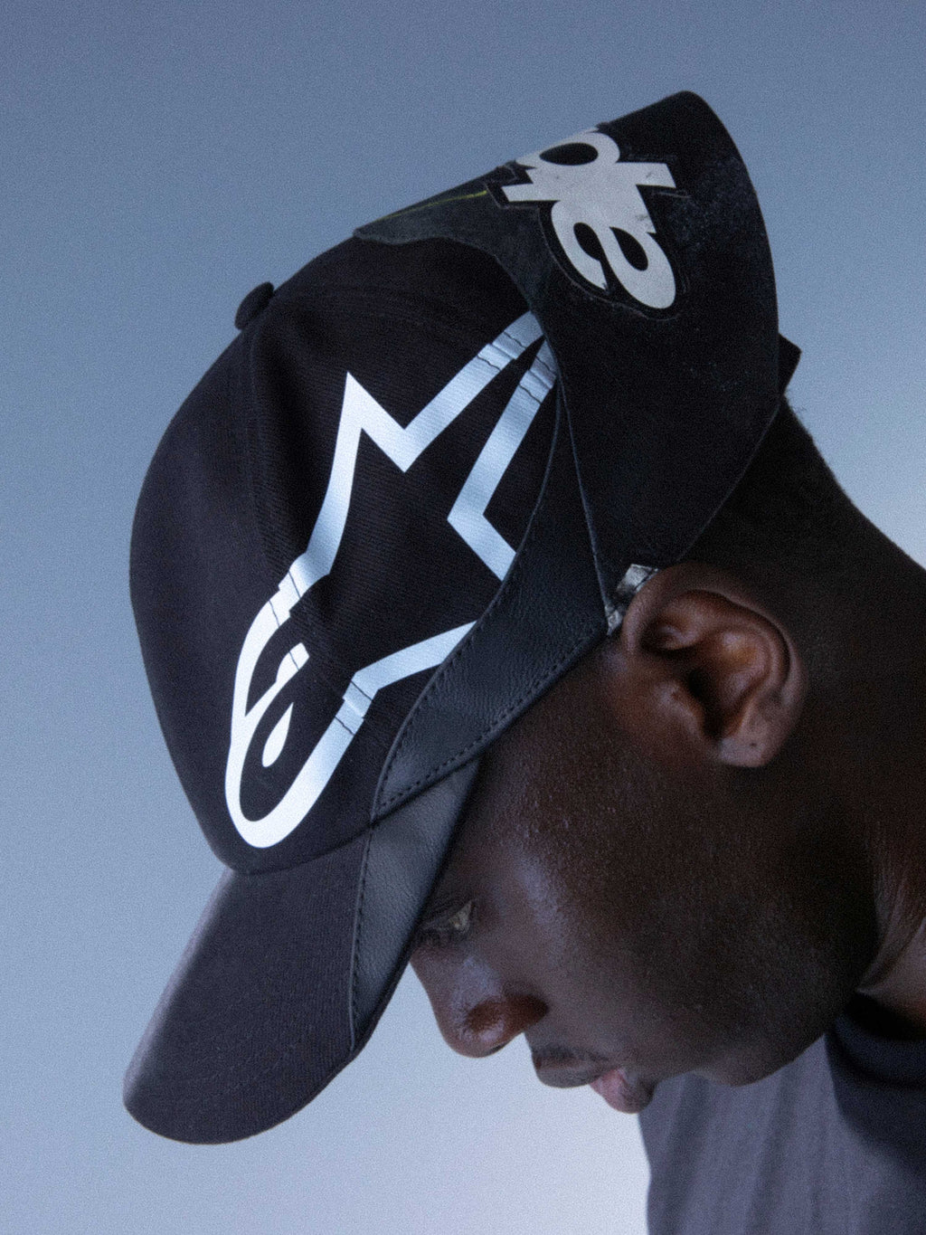 Alpinestars RSRV Resurgence keps, svart streetwearkeps med vit logotyp, unisex, premiumkollektion, böjd skärm