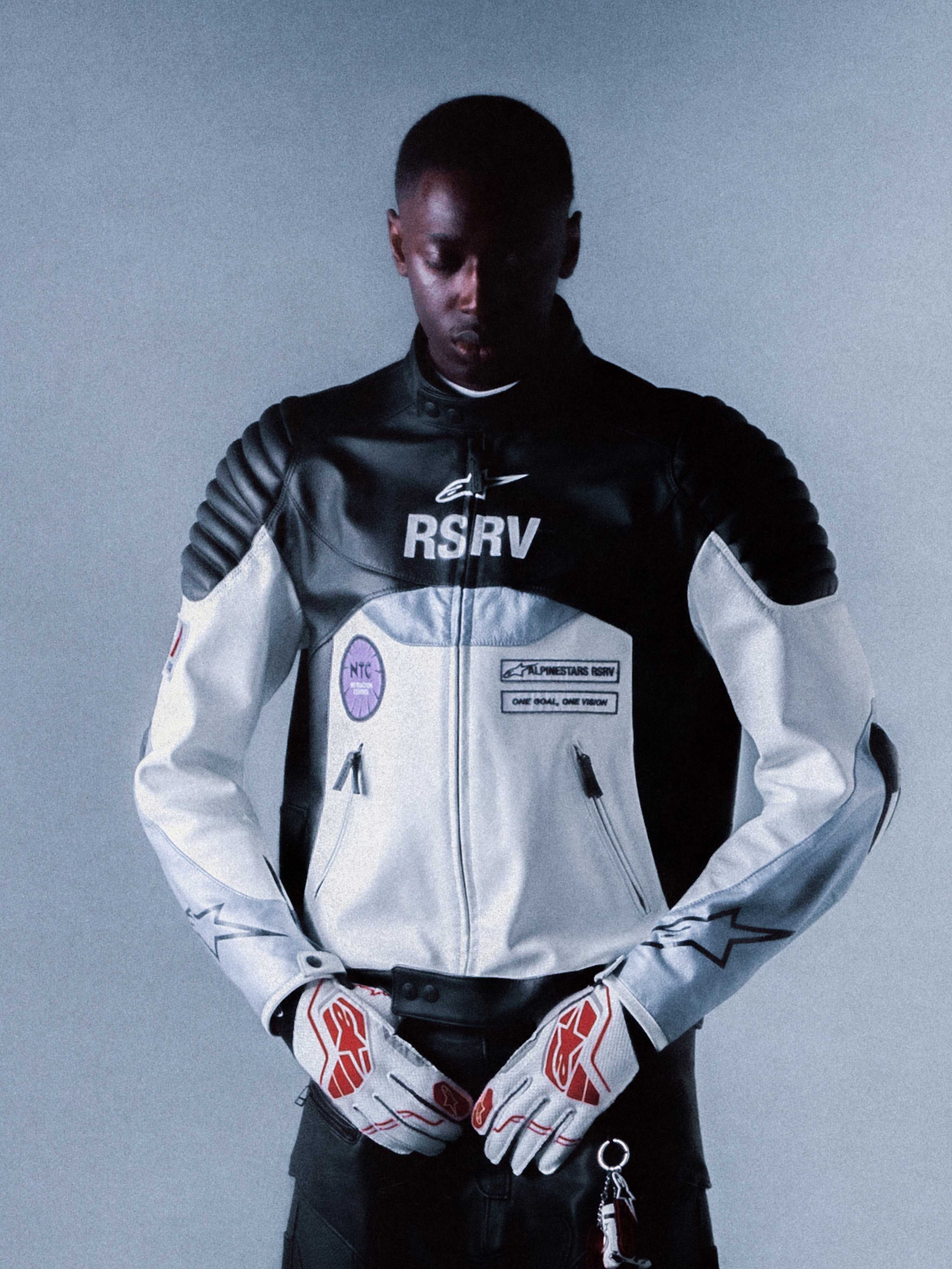 Alpinestars RSRV Threadline läderjacka, motorcykeljacka i svart och vitt, med broderade märken och vadderade axlar, premium läderkonstruktion, dramatisk belysning