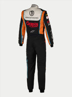 Alpinestars Tech Vision V3 Custom Suit, baksida av en personanpassad racingoverall för bilsport, svart och orange med vit övre rygg, med anpassade 'Dörr Motorsport'- och 'Grapos'-sponsorlogotyper, ljusblå detaljer, professionell FIA/SFI-certifierad racingutrustning