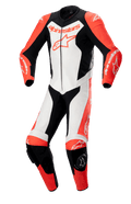Alpinestars GP Force Lurv 1-delat skinnställ, professionellt motorcykelställ för racing, röd fluo, vit och svart, med konstruktion i högpresterande nötläder, perforerade paneler, DFS Lite-axelskydd, knäpuckar och framträdande Alpinestars-logotyper.