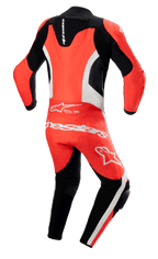 Alpinestars GP Force Lurv 1-delat skinnställ, röd fluo, vit och svart, vy bakifrån med en aerodynamisk ryggpuckel, vita perforerade läderpaneler och tydlig vit Alpinestars-logotyp över ländryggen, professionellt motorcykelställ för racing med dragspelspaneler i stretch.
