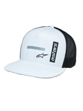 Alpinestars Alter Trucker Hat, vit och svart keps med strukturerad vit krona och platt skärm, svarta meshpaneler på baksidan, vertikal 'astars'-branding och reflekterande logotryck, motorsportinspirerad design